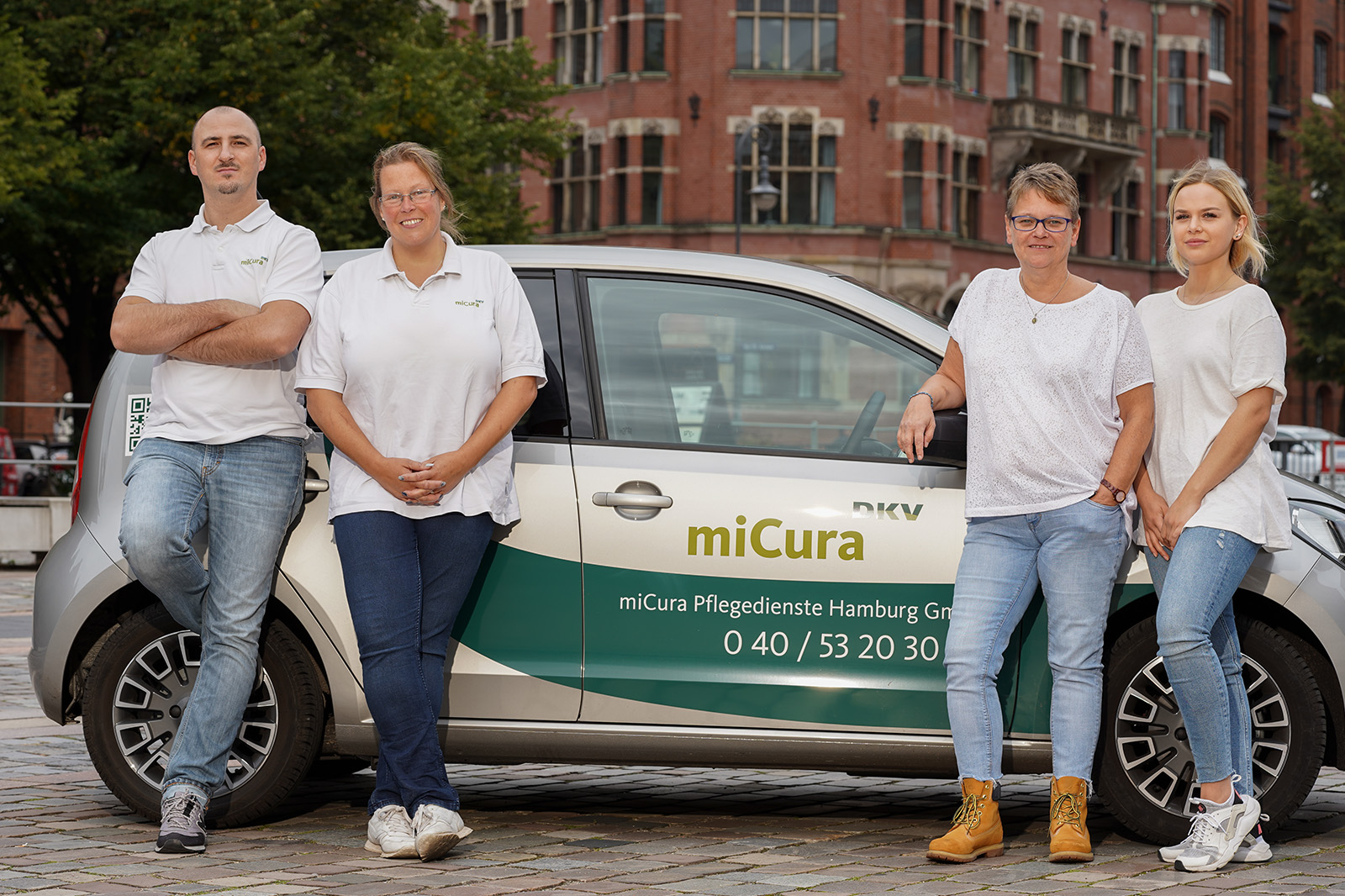 Auf dem Bild sieht man das Team des miCura Standorts Hamburg.